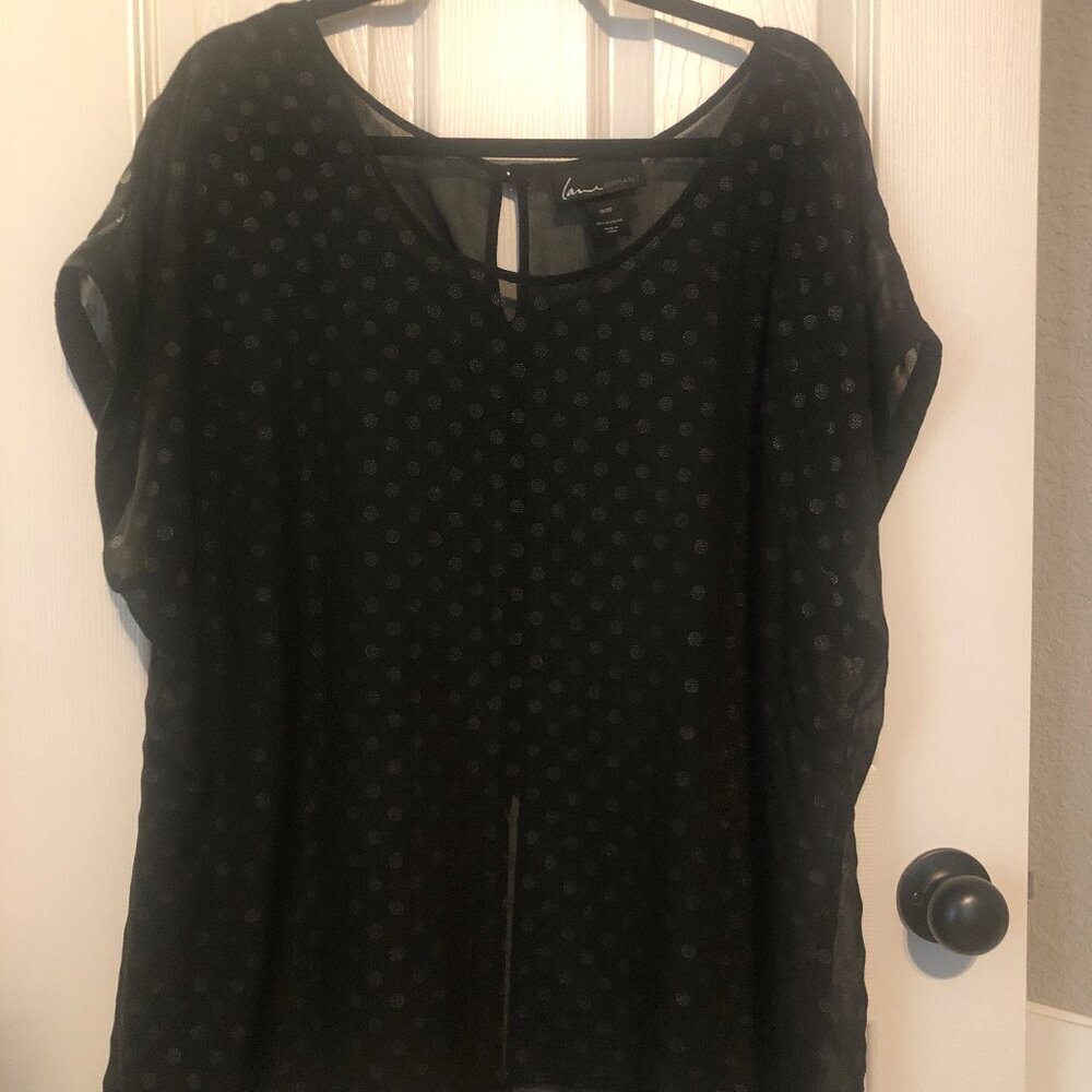 Lane Bryant black round neck keyhole button back and split in back size 18/20‎